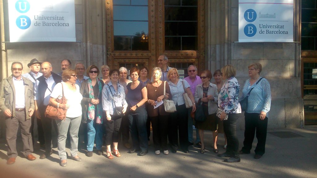 Estudiants de Llengua catalana 3 del CFA Palau de Mar al edifici històric de la Universistat de Barcelona